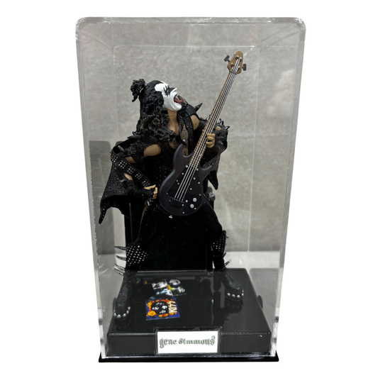 Gene Simmons - Kiss

Figura Con Capelo&nbsp;

Material: Plástico

Tamaño: 18 cm

Año: 2000

Marca: McFarlane Toys

Condición: Nuevo, Sin Caja&nbsp;